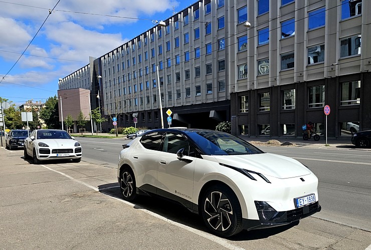 Apceļojam Rīgu ar elektrisko vāģi «Lynk & Co 02» no Ķīnas, ko Latvijā pārstāv «Mūsa Motors Rīga» 376868
