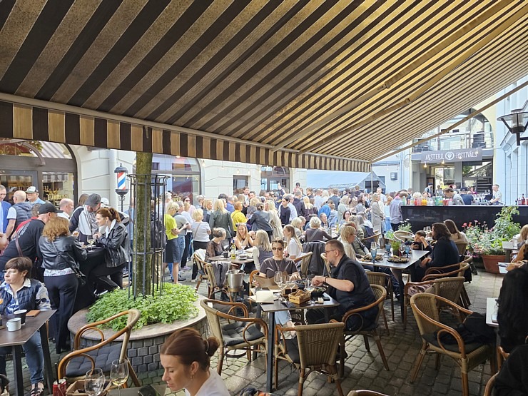 Restorāns «Buržujs» Berga bazārā pulcē gardēžus uz 16.Rīgas Austeru festivālu 377124