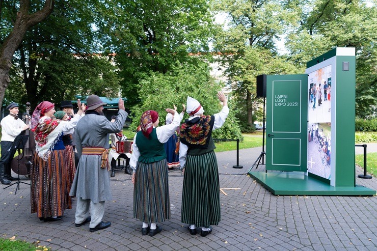 Asnate Rancāne tiešraides laikā ar jestriem dančiem iekustina japāņus Osakas EXPO 377166