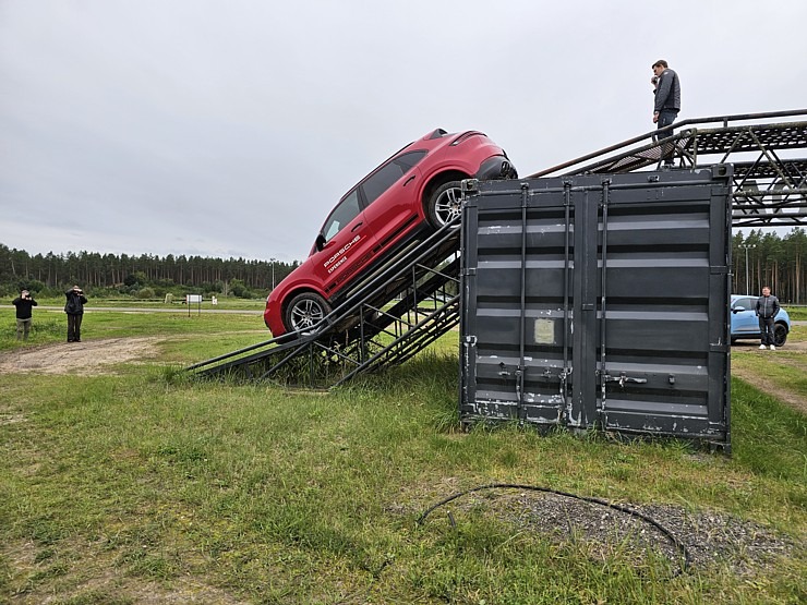 Travelnews.lv piedalās jaudīgā «Porsche Off-Road Experience» pasākumā, kas notiek sporta kompleksā «333» 377547