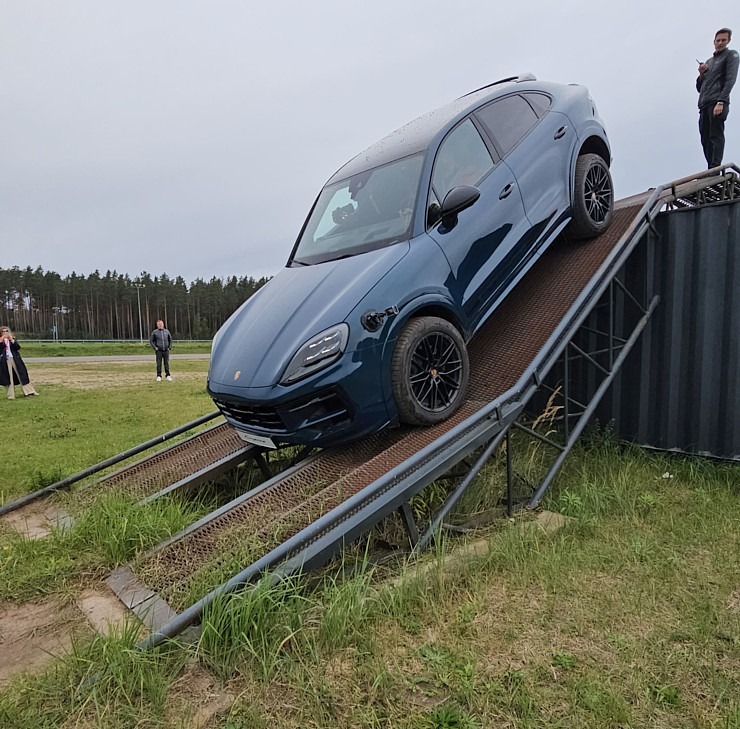 Travelnews.lv piedalās jaudīgā «Porsche Off-Road Experience» pasākumā, kas notiek sporta kompleksā «333» Travelnews.lv piedalās jaudīgā «Porsche Off-Road Experience» pasākumā, kas notiek sporta kompleksā «333» 377550