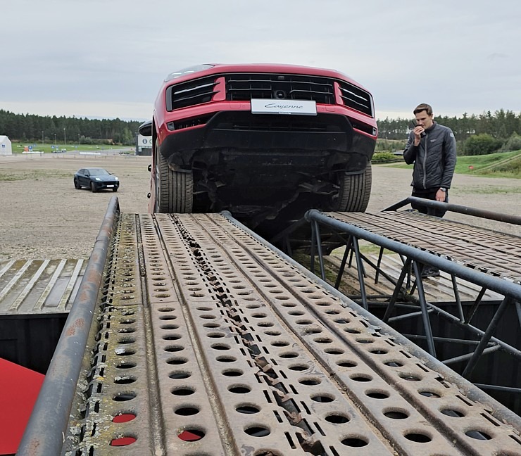 Travelnews.lv piedalās jaudīgā «Porsche Off-Road Experience» pasākumā, kas notiek sporta kompleksā «333» Travelnews.lv piedalās jaudīgā «Porsche Off-Road Experience» pasākumā, kas notiek sporta kompleksā «333» 377552