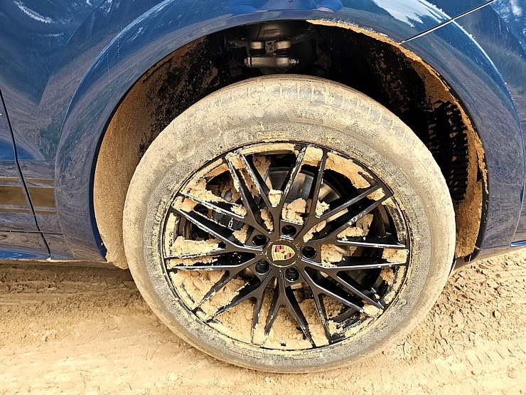 Travelnews.lv piedalās jaudīgā «Porsche Off-Road Experience» pasākumā, kas notiek sporta kompleksā «333» 377525