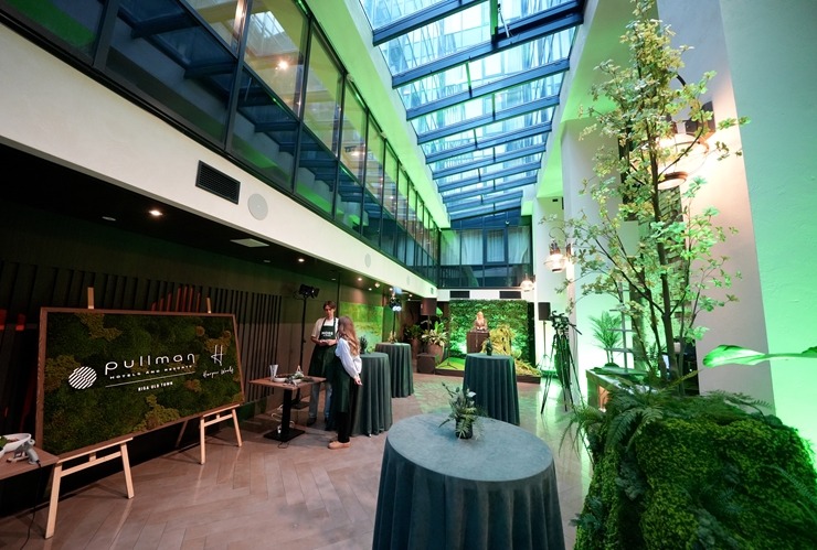 Daži foto mirkļi no «Pullman Riga Old Town Hotel» grandiozās ballītes pēc viesnīcas rekonstrukcijas. Foto: Paula Čurkste Daži foto mirkļi no «Pullman Riga Old Town Hotel» grandiozās ballītes pēc viesnīcas rekonstrukcijas. Foto: Paula Čurkste 378067
