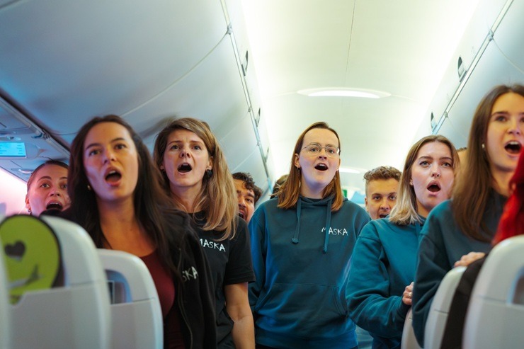 Kora mūzikai skanot, «airBaltic» lidmašīna dodas 30 gadu jubilejas reisā no RĪgas uz Stokholmu 378319