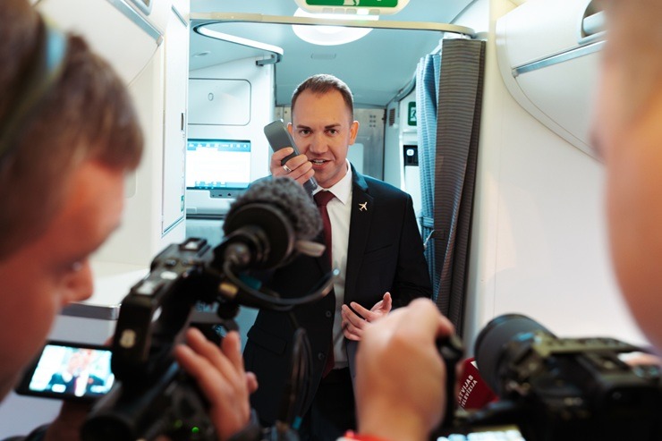 Kora mūzikai skanot, «airBaltic» lidmašīna dodas 30 gadu jubilejas reisā no RĪgas uz Stokholmu 378328