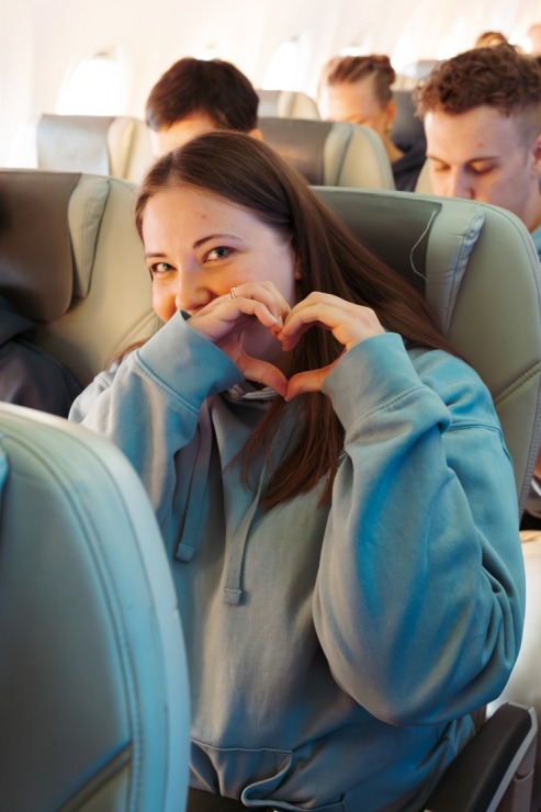 Kora mūzikai skanot, «airBaltic» lidmašīna dodas 30 gadu jubilejas reisā no RĪgas uz Stokholmu 378329