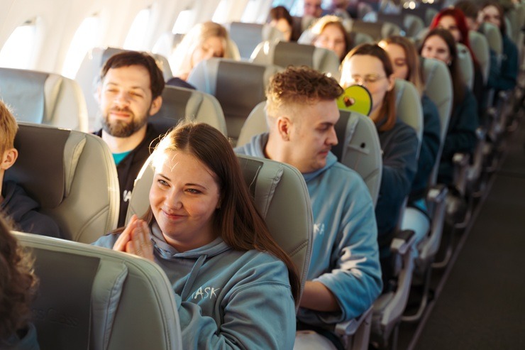 Kora mūzikai skanot, «airBaltic» lidmašīna dodas 30 gadu jubilejas reisā no RĪgas uz Stokholmu 378330