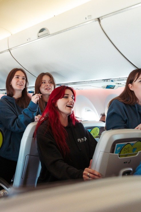 Kora mūzikai skanot, «airBaltic» lidmašīna dodas 30 gadu jubilejas reisā no RĪgas uz Stokholmu 378332