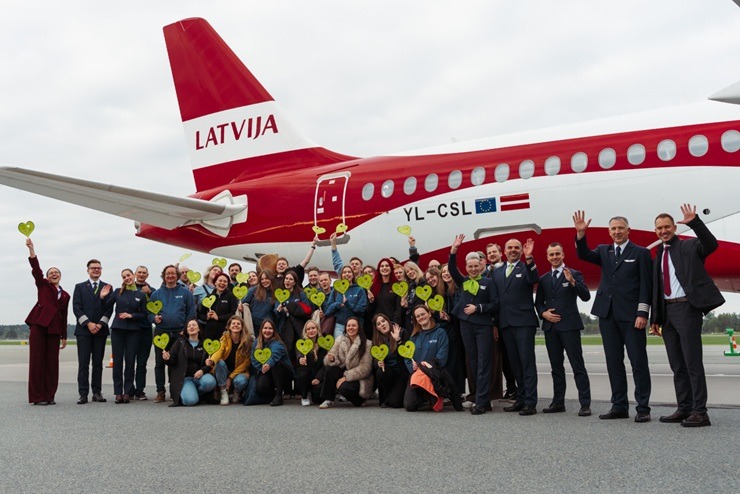 Kora mūzikai skanot, «airBaltic» lidmašīna dodas 30 gadu jubilejas reisā no RĪgas uz Stokholmu 378320