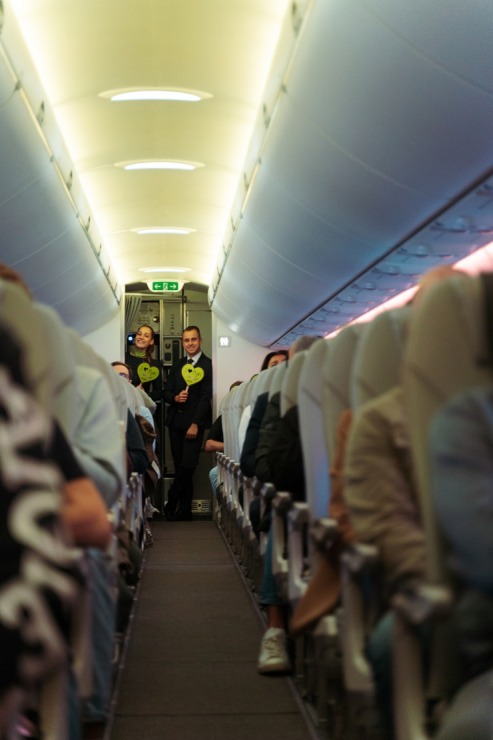 Kora mūzikai skanot, «airBaltic» lidmašīna dodas 30 gadu jubilejas reisā no RĪgas uz Stokholmu 378322