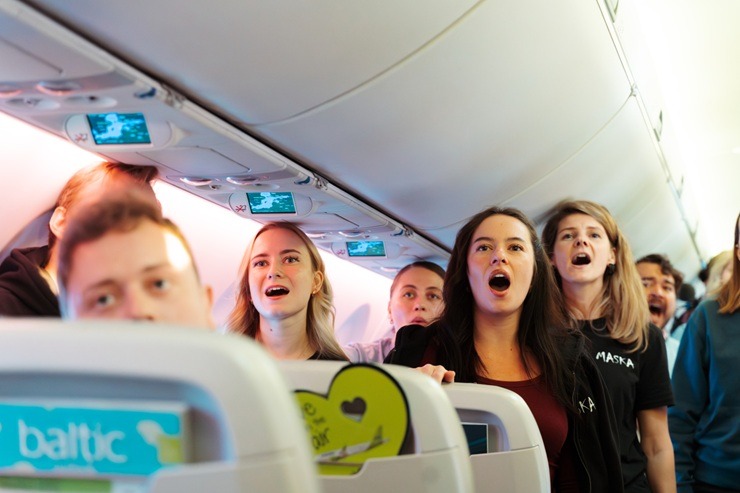 Kora mūzikai skanot, «airBaltic» lidmašīna dodas 30 gadu jubilejas reisā no RĪgas uz Stokholmu 378324