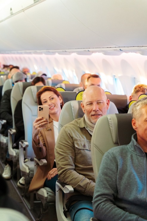 Kora mūzikai skanot, «airBaltic» lidmašīna dodas 30 gadu jubilejas reisā no RĪgas uz Stokholmu 378326