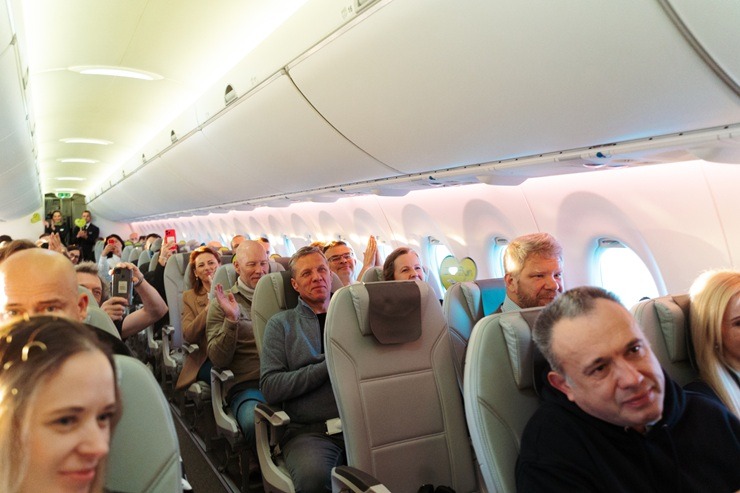 Kora mūzikai skanot, «airBaltic» lidmašīna dodas 30 gadu jubilejas reisā no RĪgas uz Stokholmu 378327