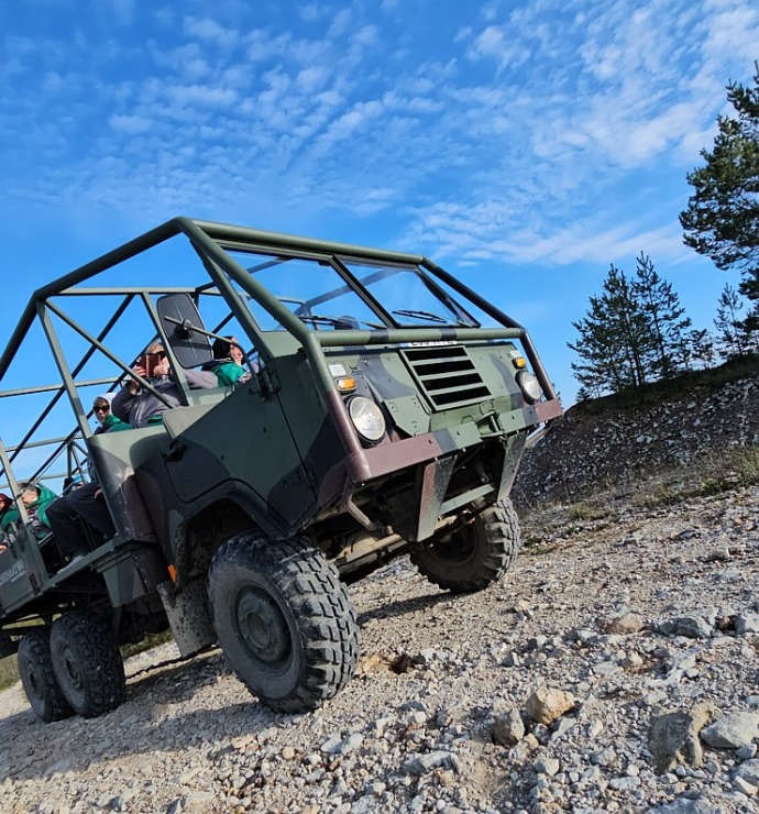 Braucam ar īpašu apvidus auto no « Adrenaator» pa Aidu alpiem Igaunijas Austrumviru apriņķī. Sadarbībā ar «Active Travel» un Idaviru Braucam ar īpašu apvidus auto no « Adrenaator» pa Aidu alpiem Igaunijas Austrumviru apriņķī. Sadarbībā ar «Active Travel» un Idaviru 378447