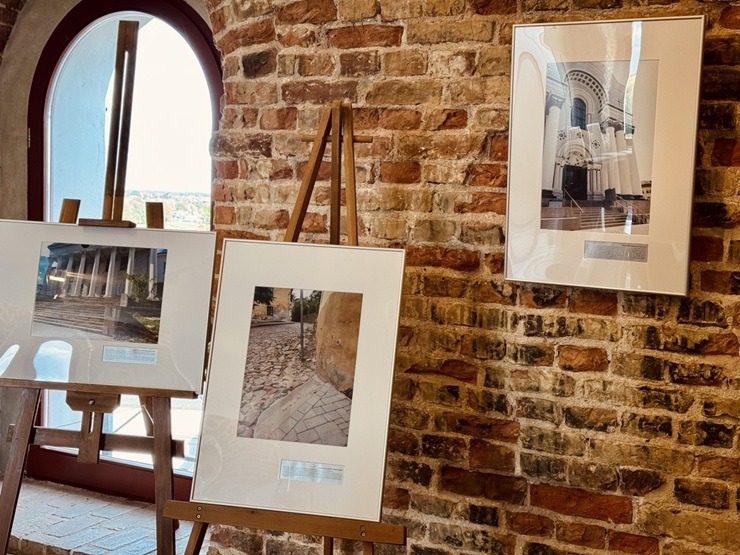 Jelgavā skatāma jauniešu ar kustības traucējumiem veidota fotoizstāde 378555