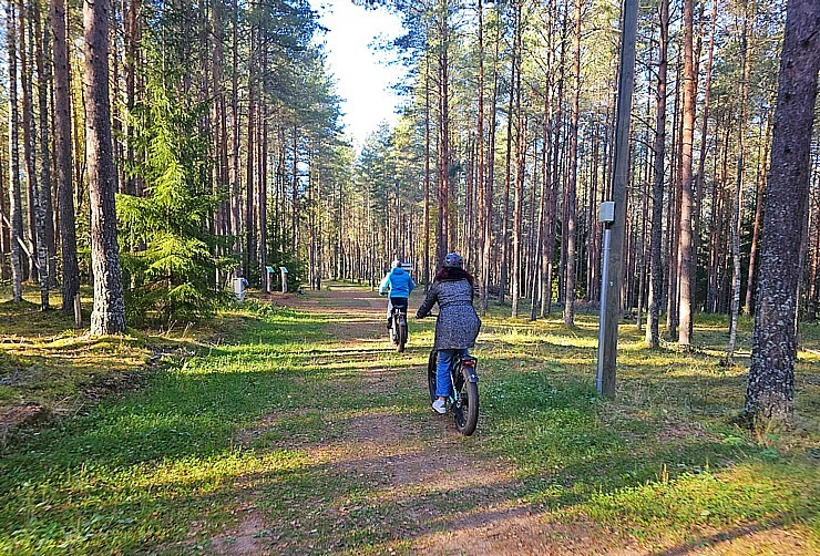 Apmeklējam Alutaguses Veselības sporta centru un iepazīstam meža velobraukšanu un disku golfu. Sadarbībā «Active Travel» un Idaviru Apmeklējam Alutaguses Veselības sporta centru un iepazīstam meža velobraukšanu un disku golfu. Sadarbībā «Active Travel» un Idaviru 378608