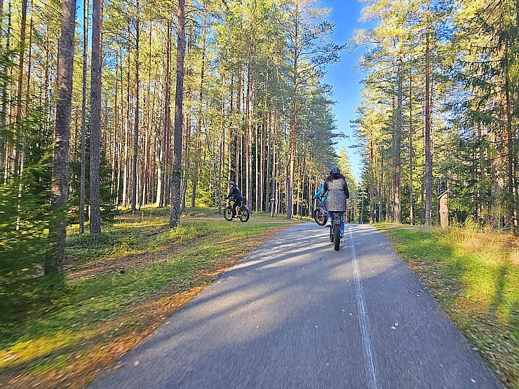 Apmeklējam Alutaguses Veselības sporta centru un iepazīstam meža velobraukšanu un disku golfu. Sadarbībā «Active Travel» un Idaviru 378605