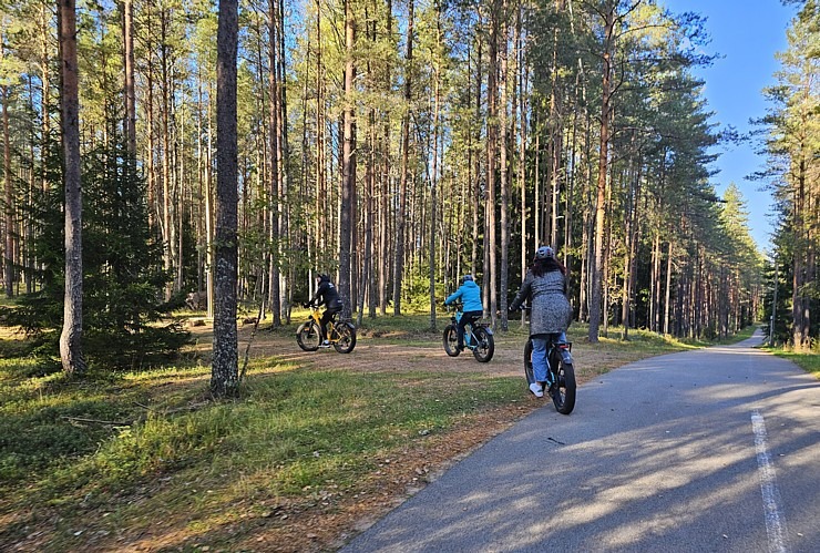 Apmeklējam Alutaguses Veselības sporta centru un iepazīstam meža velobraukšanu un disku golfu. Sadarbībā «Active Travel» un Idaviru Apmeklējam Alutaguses Veselības sporta centru un iepazīstam meža velobraukšanu un disku golfu. Sadarbībā «Active Travel» un Idaviru 378607