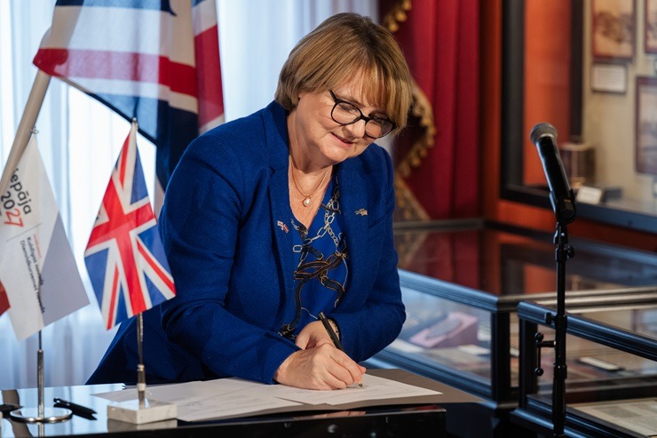 Parakstīts sadarbības memorands starp Liepāja 2027, Lielbritānijas vēstniecību Latvijā un British Council Parakstīts sadarbības memorands starp Liepāja 2027, Lielbritānijas vēstniecību Latvijā un British Council 378872