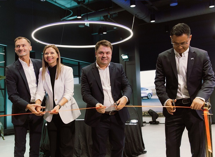 Svinīgā pasākumā atklāj jauno «XPENG Center Riga» autosalonu 378926