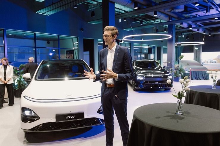 Svinīgā pasākumā atklāj jauno «XPENG Center Riga» autosalonu 378927