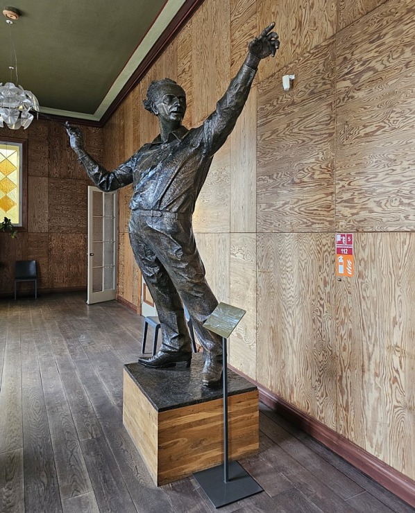 Leģendārās Dzintaru koncertzāles apskate ar iespēju ielūkoties mākslinieku grimētavās. Sadarbībā ar VisitJurmala.lv Leģendārās Dzintaru koncertzāles apskate ar iespēju ielūkoties mākslinieku grimētavās. Sadarbībā ar VisitJurmala.lv 379333