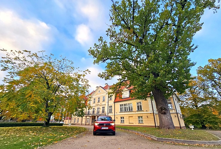 Sadarbībā ar auto nomu «SIXT Latvija» (Opel Frontera 27 eiro dienā) apceļojam Mālpils muižu 379479