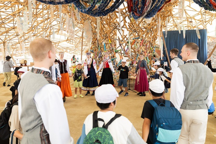 Ar rekordlielu apmeklētāju skaitu un starptautiskām balvām noslēdzas Latvijas dalība EXPO 2025 379538