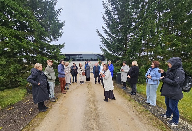 Apmeklējam tekstilmākslinieci Baibu Rīteri ļoti skaistā Saldus novada viensētā, kur tiek austi unikāli gobolēni Apmeklējam tekstilmākslinieci Baibu Rīteri ļoti skaistā Saldus novada viensētā, kur tiek austi unikāli gobolēni 379756