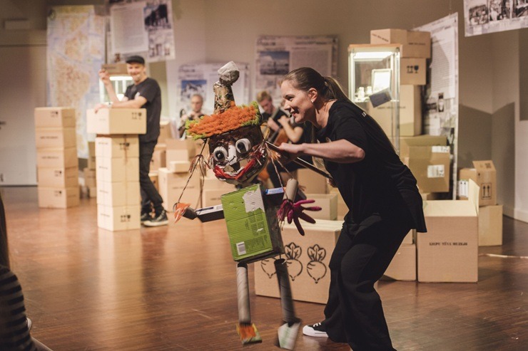 Izrāde «Liepu tēva teikas» pārsteidz ģimenes ar neparastiem stāstiem par Liepāju  Izrāde «Liepu tēva teikas» pārsteidz ģimenes ar neparastiem stāstiem par Liepāju 379869