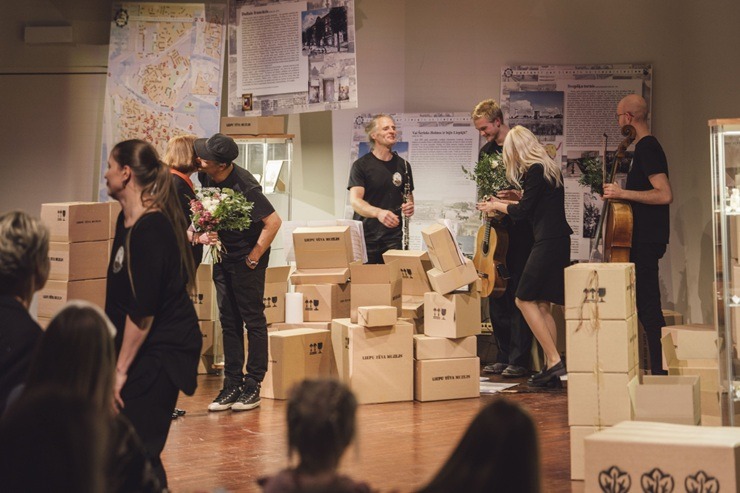 Izrāde «Liepu tēva teikas» pārsteidz ģimenes ar neparastiem stāstiem par Liepāju  Izrāde «Liepu tēva teikas» pārsteidz ģimenes ar neparastiem stāstiem par Liepāju 379872