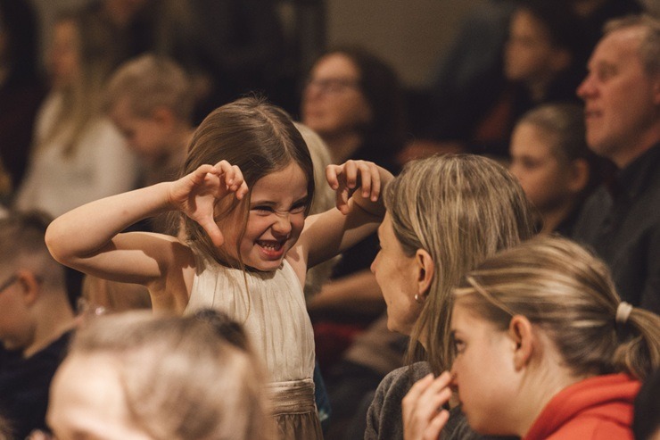 Izrāde «Liepu tēva teikas» pārsteidz ģimenes ar neparastiem stāstiem par Liepāju  Izrāde «Liepu tēva teikas» pārsteidz ģimenes ar neparastiem stāstiem par Liepāju 379860