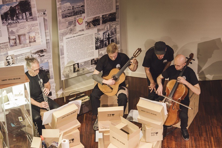 Izrāde «Liepu tēva teikas» pārsteidz ģimenes ar neparastiem stāstiem par Liepāju  Izrāde «Liepu tēva teikas» pārsteidz ģimenes ar neparastiem stāstiem par Liepāju 379861