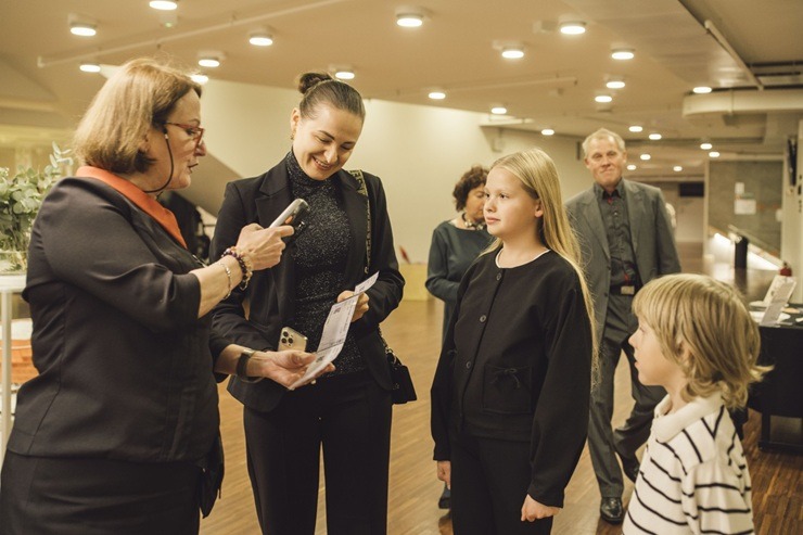 Izrāde «Liepu tēva teikas» pārsteidz ģimenes ar neparastiem stāstiem par Liepāju  Izrāde «Liepu tēva teikas» pārsteidz ģimenes ar neparastiem stāstiem par Liepāju 379862