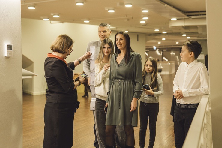 Izrāde «Liepu tēva teikas» pārsteidz ģimenes ar neparastiem stāstiem par Liepāju  Izrāde «Liepu tēva teikas» pārsteidz ģimenes ar neparastiem stāstiem par Liepāju 379863