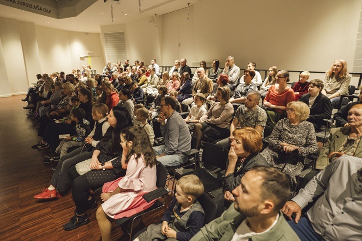 Izrāde «Liepu tēva teikas» pārsteidz ģimenes ar neparastiem stāstiem par Liepāju  Izrāde «Liepu tēva teikas» pārsteidz ģimenes ar neparastiem stāstiem par Liepāju 379864
