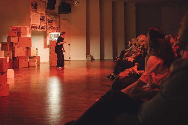 Izrāde «Liepu tēva teikas» pārsteidz ģimenes ar neparastiem stāstiem par Liepāju  Izrāde «Liepu tēva teikas» pārsteidz ģimenes ar neparastiem stāstiem par Liepāju 379866