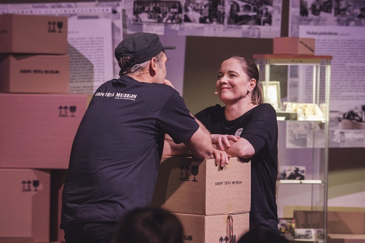 Izrāde «Liepu tēva teikas» pārsteidz ģimenes ar neparastiem stāstiem par Liepāju  Izrāde «Liepu tēva teikas» pārsteidz ģimenes ar neparastiem stāstiem par Liepāju 379867