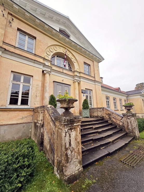 Iepazīstam klasicisma stila Jaunauces pili Saldus novadā  Iepazīstam klasicisma stila Jaunauces pili Saldus novadā 380230