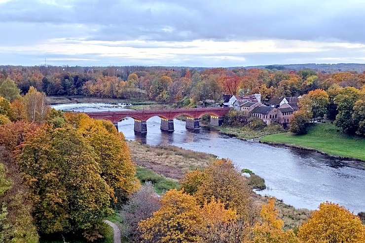 Pēcpusdienas pastaigā iepazīstam UNESCO Pasaules mantojuma sarakstā iekļauto Kuldīgu 380474