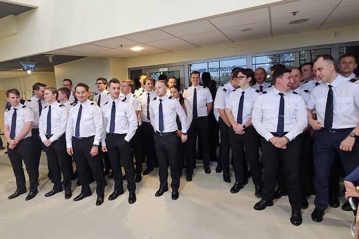 «airBaltic» Pilotu akadēmijas izlaidums ar 11 valstu absolventiem 380549