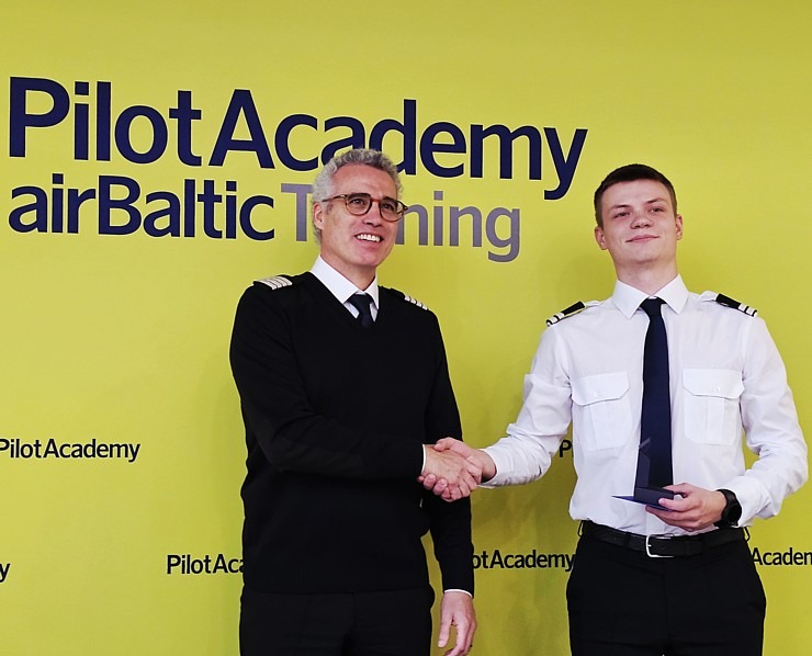 «airBaltic» Pilotu akadēmijas izlaidums ar 11 valstu absolventiem 380559