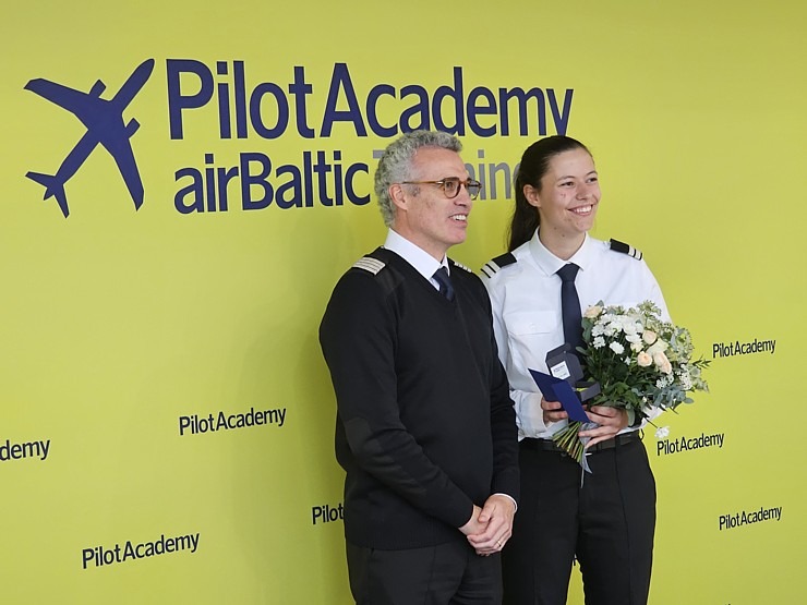 «airBaltic» Pilotu akadēmijas izlaidums ar 11 valstu absolventiem 380560