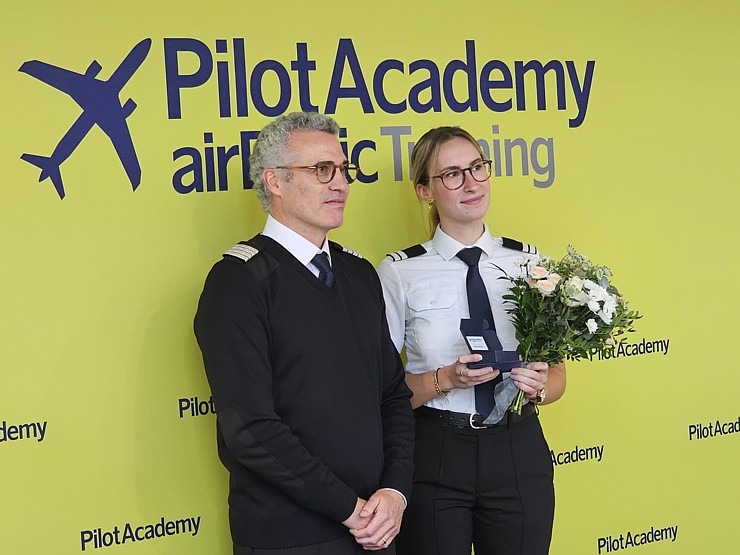 «airBaltic» Pilotu akadēmijas izlaidums ar 11 valstu absolventiem 380561