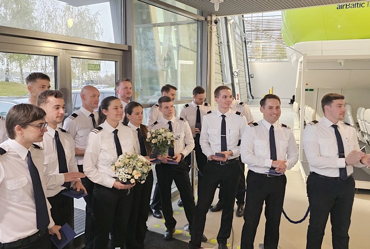 «airBaltic» Pilotu akadēmijas izlaidums ar 11 valstu absolventiem 380563