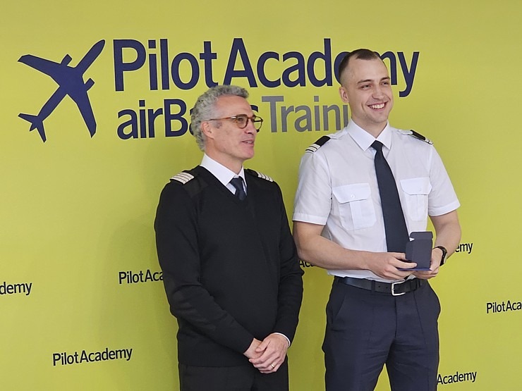 «airBaltic» Pilotu akadēmijas izlaidums ar 11 valstu absolventiem 380564