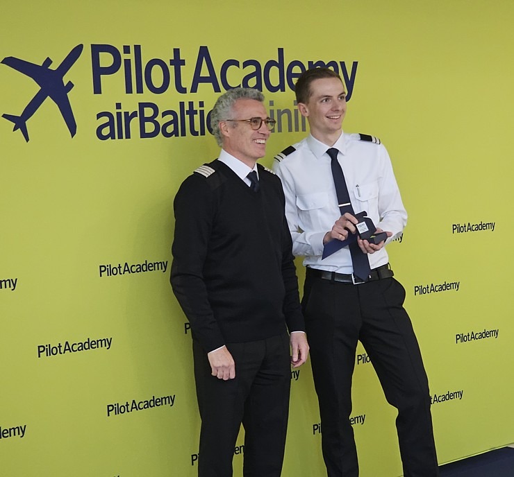 «airBaltic» Pilotu akadēmijas izlaidums ar 11 valstu absolventiem 380565