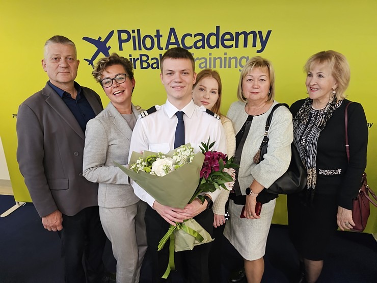 «airBaltic» Pilotu akadēmijas izlaidums ar 11 valstu absolventiem 380567