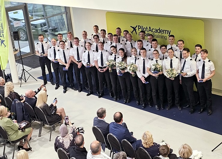 «airBaltic» Pilotu akadēmijas izlaidums ar 11 valstu absolventiem 380568